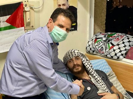 عودة يزور الأسير المضرب عن الطعام الغضنفر أبو عطوان مُحييًا وداعمًا.